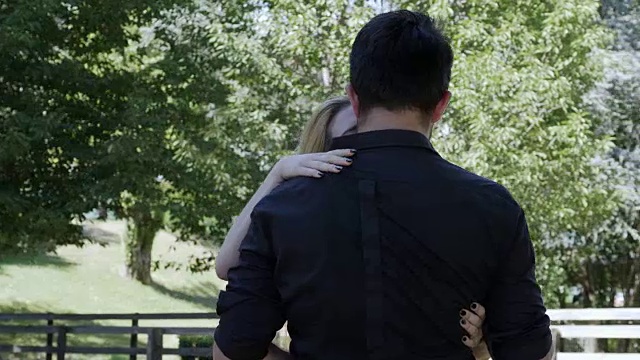 情侣在公园里浪漫的拥抱视频素材