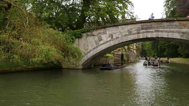 沿着剑河拍摄，镜头转向剑桥大学国王学院后方。视频下载