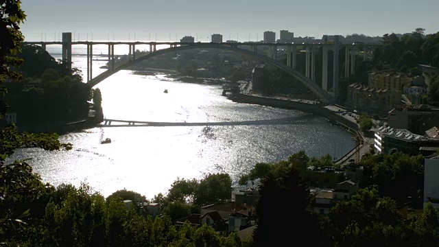 葡萄牙波尔图一座桥的鸟瞰图视频下载
