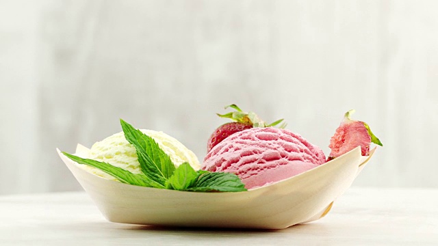 香草和草莓冰淇淋配上新鲜的草莓和薄荷视频下载