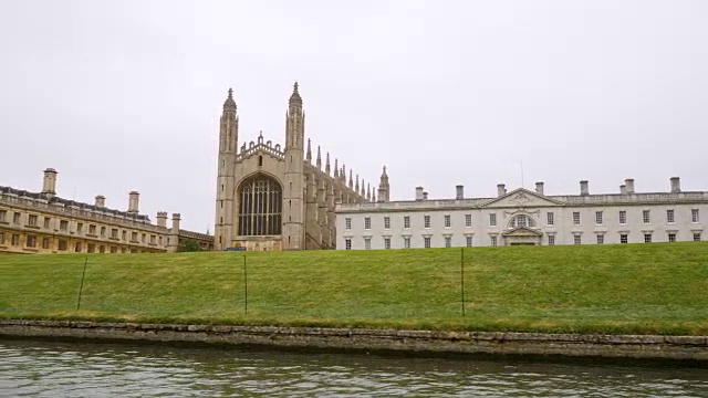 康河上的镜头经过剑桥大学国王学院的后方。视频下载
