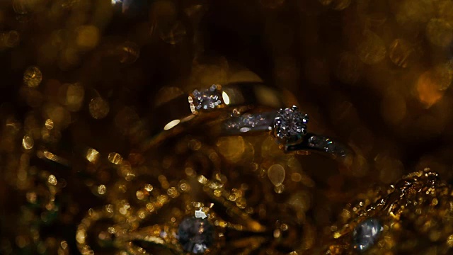金色纹理背景的结婚戒指。婚礼的主题。视频素材