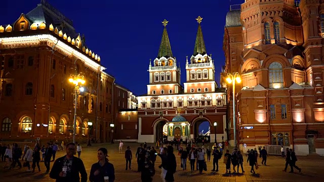 俄罗斯莫斯科红场。晚上沿着历史博物馆附近灯火通明的红场散步视频素材