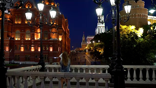 俄罗斯莫斯科红场。年轻的女孩在红场附近拍照视频下载