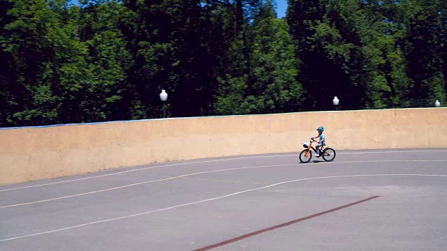 快乐的小男孩骑着自行车视频下载