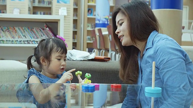 亚洲婴儿和妈妈玩玩具视频下载