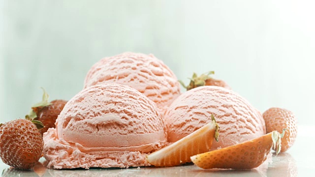 草莓冰淇淋旁边点缀着新鲜的草莓视频素材