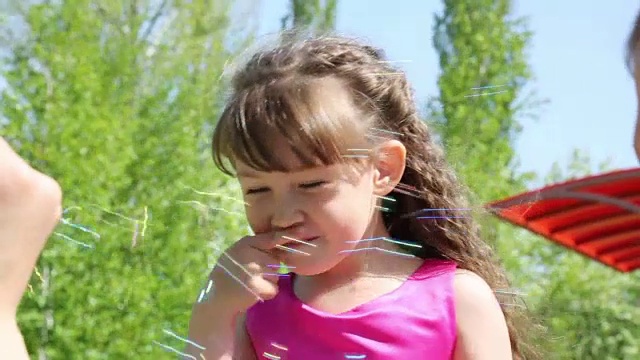 小女孩在玩肥皂泡。视频下载