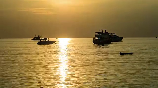 T/L剪影船与金色日出在海上视频素材