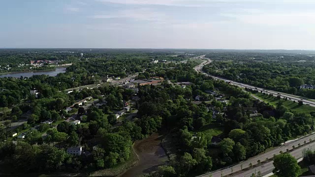 一架无人机捕捉了新罕布什尔州朴茨茅斯的多条高速公路视频下载