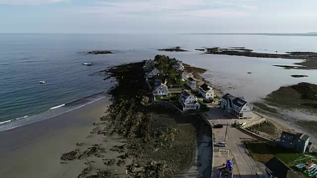 一架无人机飞过缅因州肯纳邦克波特海滩半岛上的房屋视频素材