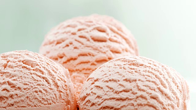 三个草莓冰淇淋球视频素材