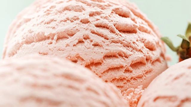 特写，草莓冰淇淋旁边点缀着新鲜的草莓视频素材