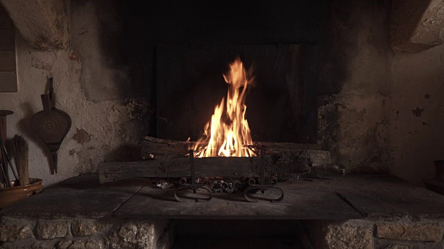 古老壁炉里的火视频素材