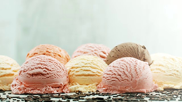 五颜六色的冰淇淋球视频素材