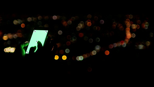 绿色屏幕的智能手机和散景圈灯光背景的城市视频素材