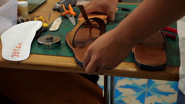 MS Craftsman在工作室工作一双皮革凉鞋视频素材
