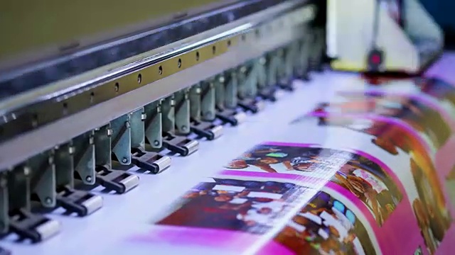 大型喷墨打印机在乙烯基横幅上工作视频素材