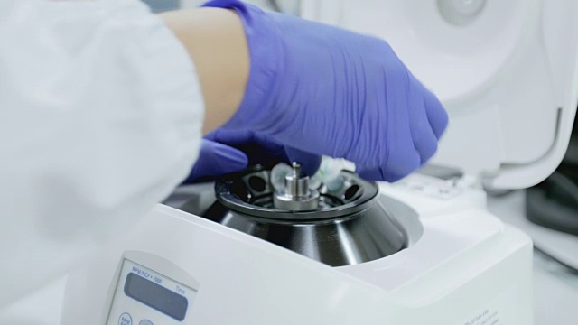 科学家们用实验室设备如微型离心机和试管研究样品视频素材