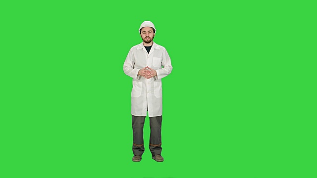 戴着头盔的建筑师在绿屏上对着摄像头说话视频素材