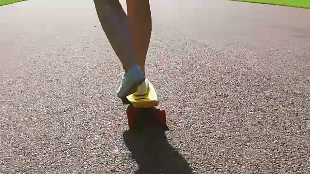 十几岁的女孩脚骑短现代滑板视频素材