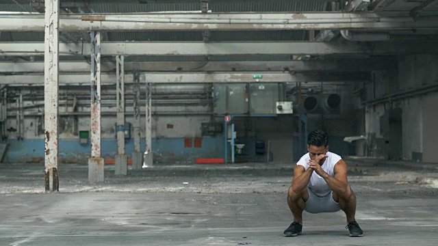 一个人在废弃的仓库里做跳跃运动视频下载