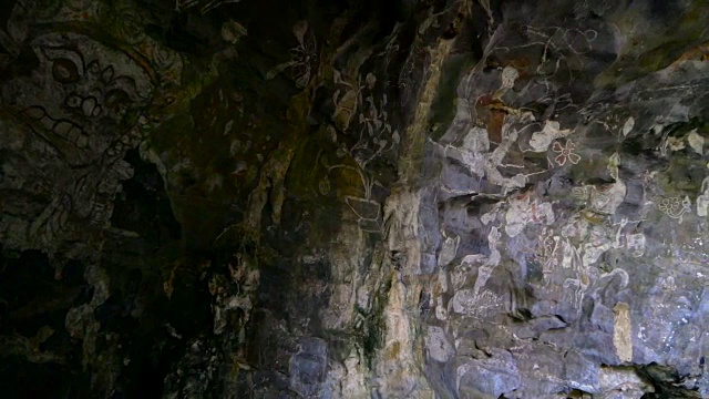 砂岩洞穴中的历史绘画。墙上的历史艺术聚光灯。视频下载