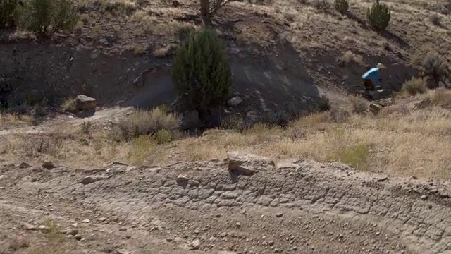 三名山地自行车手和一只狗在科罗拉多Fruita的18路弯道上骑行视频素材