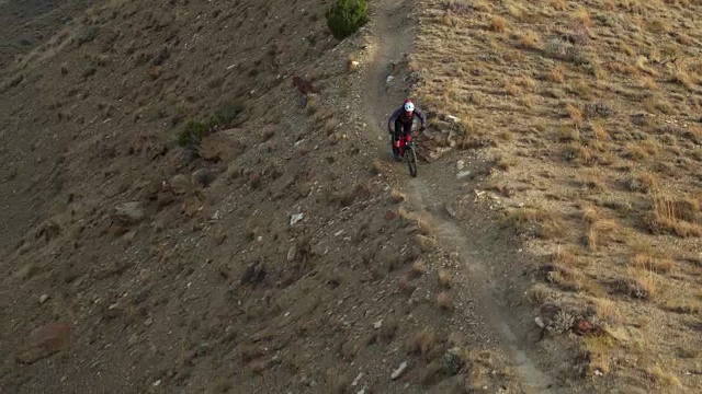空中拍摄的山地车沿着山脊18路在Fruita，科罗拉多州视频素材