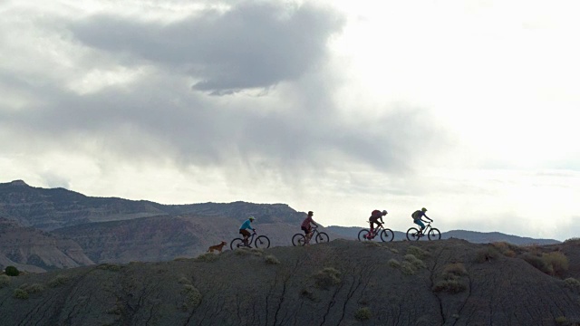 空中拍摄的四个山地自行车手沿着山脊18路在Fruita，科罗拉多州视频素材
