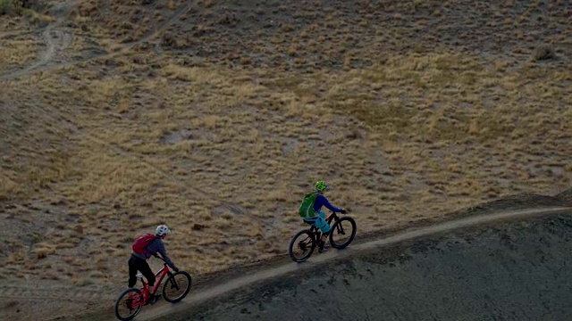 空中拍摄的四个山地自行车手沿着一个弯曲的山脊18路在Fruita，科罗拉多州视频素材