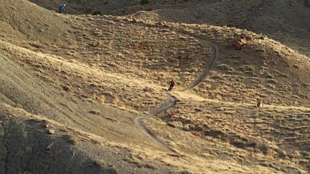 航拍的三个山地自行车手沿着山脊18路在Fruita，科罗拉多州视频素材