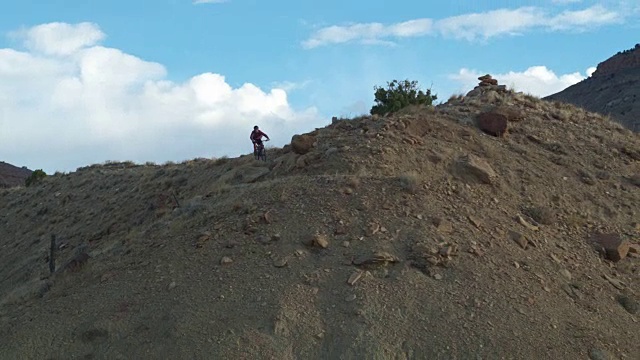 空中拍摄的山地车骑下18路在Fruita，科罗拉多州的山脊视频素材