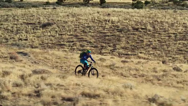空中拍摄的一个山地摩托车手骑在18路在Fruita，科罗拉多州的沙漠小径视频素材