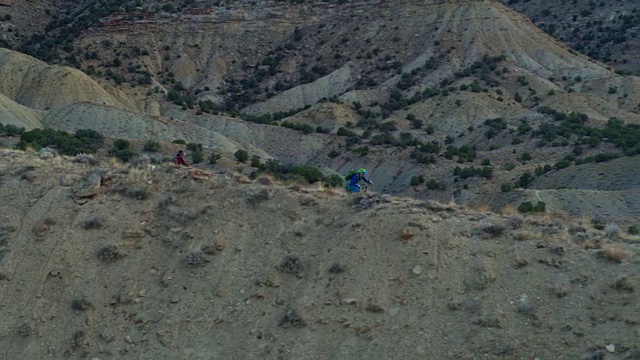 航拍的两个山地自行车手沿着山脊18路在Fruita，科罗拉多州视频素材