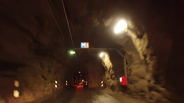 冰岛Skagastrond的照明隧道中空荡荡的道路的POV镜头视频下载