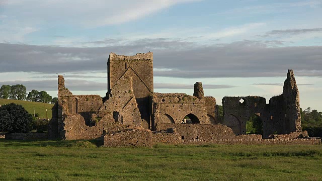 爱尔兰卡舍尔修道院的废墟在傍晚放大视频素材