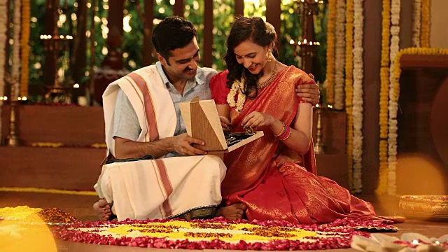 印度新德里，丈夫在pongal节期间给妻子惊喜礼物视频素材