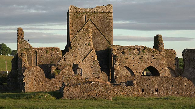 爱尔兰卡舍尔修道院塔黄昏的灯光视频素材