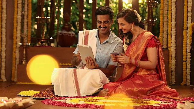 这对夫妇在印度新德里的pongal节期间通过数字平板电脑刷卡网购视频素材