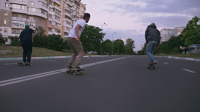 一群年轻人在清晨的路上玩滑板，电影镜头，慢镜头视频素材