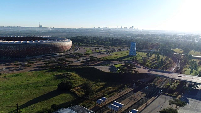 一架无人机捕捉到了南非约翰内斯堡市中心FNB体育场的画面视频素材
