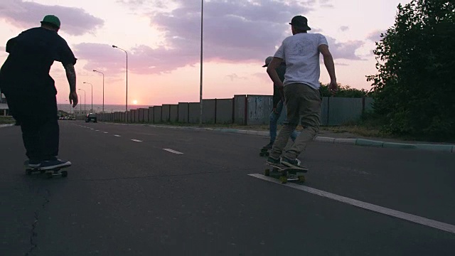 一群年轻人在清晨的路上玩滑板，电影镜头，慢镜头视频素材