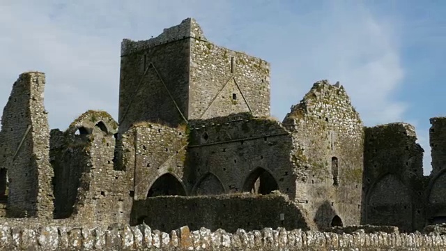 爱尔兰卡舍尔修道院废墟的景象缩小视频素材