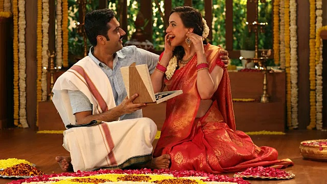 印度新德里，丈夫在pongal节期间给妻子惊喜礼物视频素材