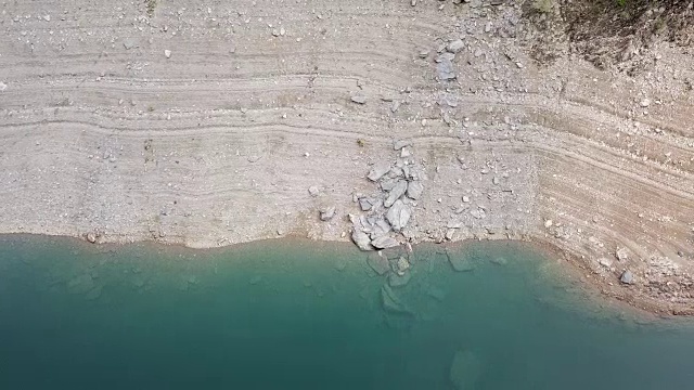 弗雷戈布吉亚湖的岩石和沙子的分层。高山人工湖。意大利阿尔卑斯山。意大利视频下载