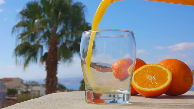 特写橙汁倒入玻璃杯视频素材