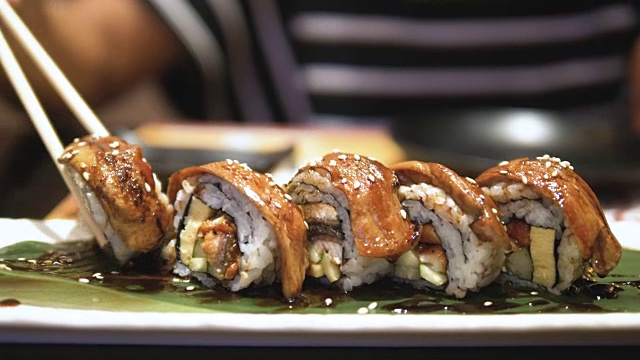 日本料理:寿司卷视频素材