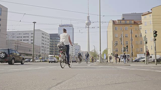 人们在柏林骑车上班的慢动作视频，德国视频素材