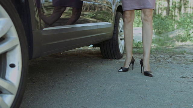 苗条的女性腿在高跟鞋从车视频素材